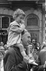 Unveiling of the sculpture 'Het Amsterdams Lieverdje' at Spui by sculptor C. Kneulman with daughter