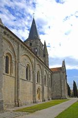 St.-Pierre Aulnay Langhaus from the southwest