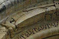 Detail of archivolt window over the south portal at St.-Pierre Aulnay