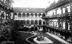 Innenhof des Schlosses Hollenegg in der Steiermark, Österreich, ca. 1940