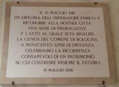 Commemorative plaque at Palazzo d'Accursio for the Ninth Centenary of Henri V's Diploma