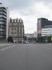 Pont de Grenelle with northern ramp partially blocked by a building, Maison de Radio France on the right