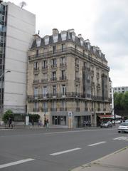 building blocking one lane of northern ramp of Pont de Grenelle