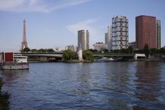 Pont de Grenelle in Paris, France