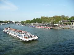 Bateau Mouche La Besogne passing in front of the Bateaux Parisiens dock