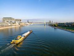 Binnenschiff auf dem Rhein vor der Kölner Innenstadt