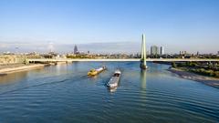 Binnenschiffe auf dem Rhein vor der Kölner Innenstadt