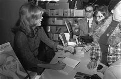 Melina Mercouri signing book 'I was born Greek' in Bijenkorf Amsterdam, 1971