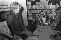 Melina Mercouri signing her book 'I was born Greek' at Bijenkorf Amsterdam in 1971