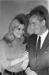 Melina Mercouri arrives and is greeted by dhr. Kloos, chairman of NVV, on May 14, 1968