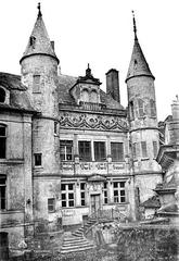 courtyard façade of Hôtel de Vauluisant in Troyes