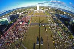 Pro and anti-impeachment protesters in Brasília