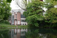 Front view of Stadtmuseum Düsseldorf from Spee'schen Graben