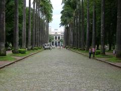 Alameda na Praça da Liberdade em Belo Horizonte, Brasil