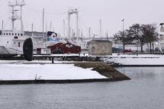 Perrés de l'avant-port de La Rochelle covered in snow