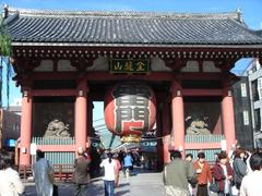 Kaminari gate outside Asakusa temple in Tokyo