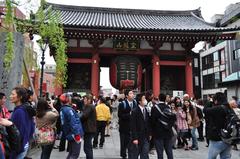 Kaminarimon Gate with bustling crowd in front