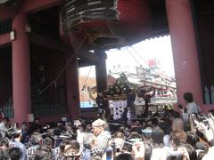 Mikoshi passing under the Kaminarimon lantern during Sanja Matsuri