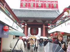 Crowds at Nakamise near Kaminarimon in 2007