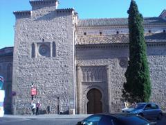 flanka enirejo de la preĝejo de Santiago del Arrabal en Toledo