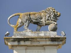 León con el orbe en el monumento a Cristóbal Colón en Sevilla