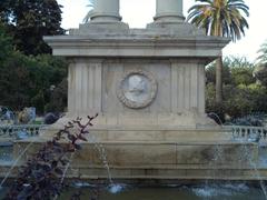 Medallón con busto de Cristóbal Colón en monumento