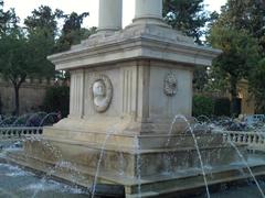 Medallón con un busto de Colón en la base de su monumento en Sevilla