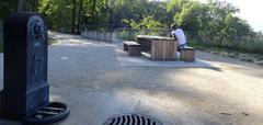 point de vue et de repos au Bois de la Bâtie avec fontaine, bancs et table