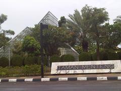 Taman Menteng fountain and greenery