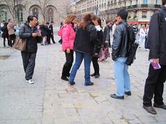 Le Point Kilomètre Zéro des Routes de France with tourists in Paris