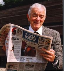 Al Neuharth speaking in 1999 in Inner Harbor, Baltimore