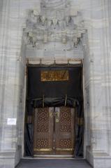 entrance of Atik Valide Mosque