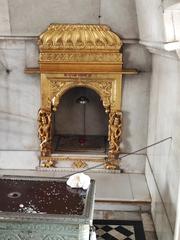 Jal Mandir temple in the middle of a pond in Pawapuri