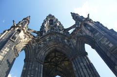 Panoramic view of Edinburgh cityscape with notable landmarks and greenery