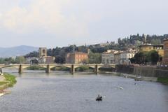 Florència cityscape with historical buildings and the Arno River at sunset