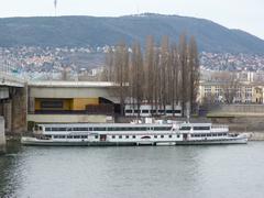 Budapest Árpád Bridge Gróf Széchenyi ship