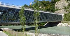 Pont ferroviaire sur l'Arve entre Carouge et Champel with Tour de Champel in the background