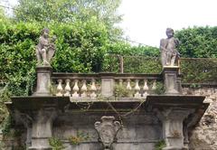 Putti representing summer and spring in front of Palazzo Terzi