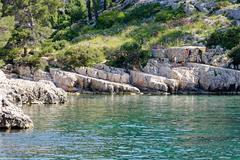 Hikers in d'en Vau inlet