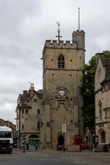 Oxford University campus with historic buildings and lush greenery