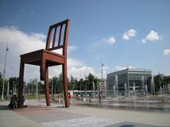 Broken Chair Sculpture by Daniel Berset in front of the United Nations Headquarters