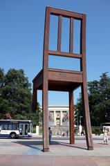 Broken Chair sculpture in Geneva