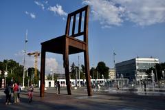 Broken Chair sculpture in Geneva