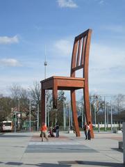 Broken Chair sculpture in Geneva