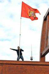 Protest banner reading 'FREE TAMIL EELAM - (STOPPT DEN KRIEG IN SRI LANKA)'