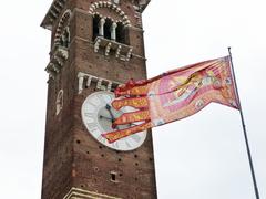 Bandiera Contarina da 6 metri sventola sul pennone in Piazza delle Erbe, Verona