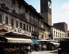 Piazza delle Erbe Verona Case Mazzanti Palazzo del Mercato Vecchio