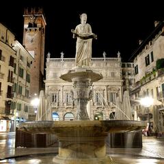 Monument in Verona's Piazza delle Erbe