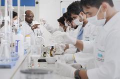 Students working in a lab at Al Maarefah Colleges