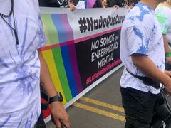 Banner with the phrase 'No somos una enfermedad mental'